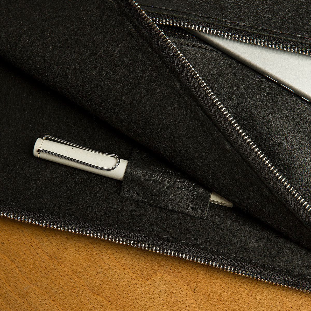 BRIEFCASE / MACBOOK SLEEVE