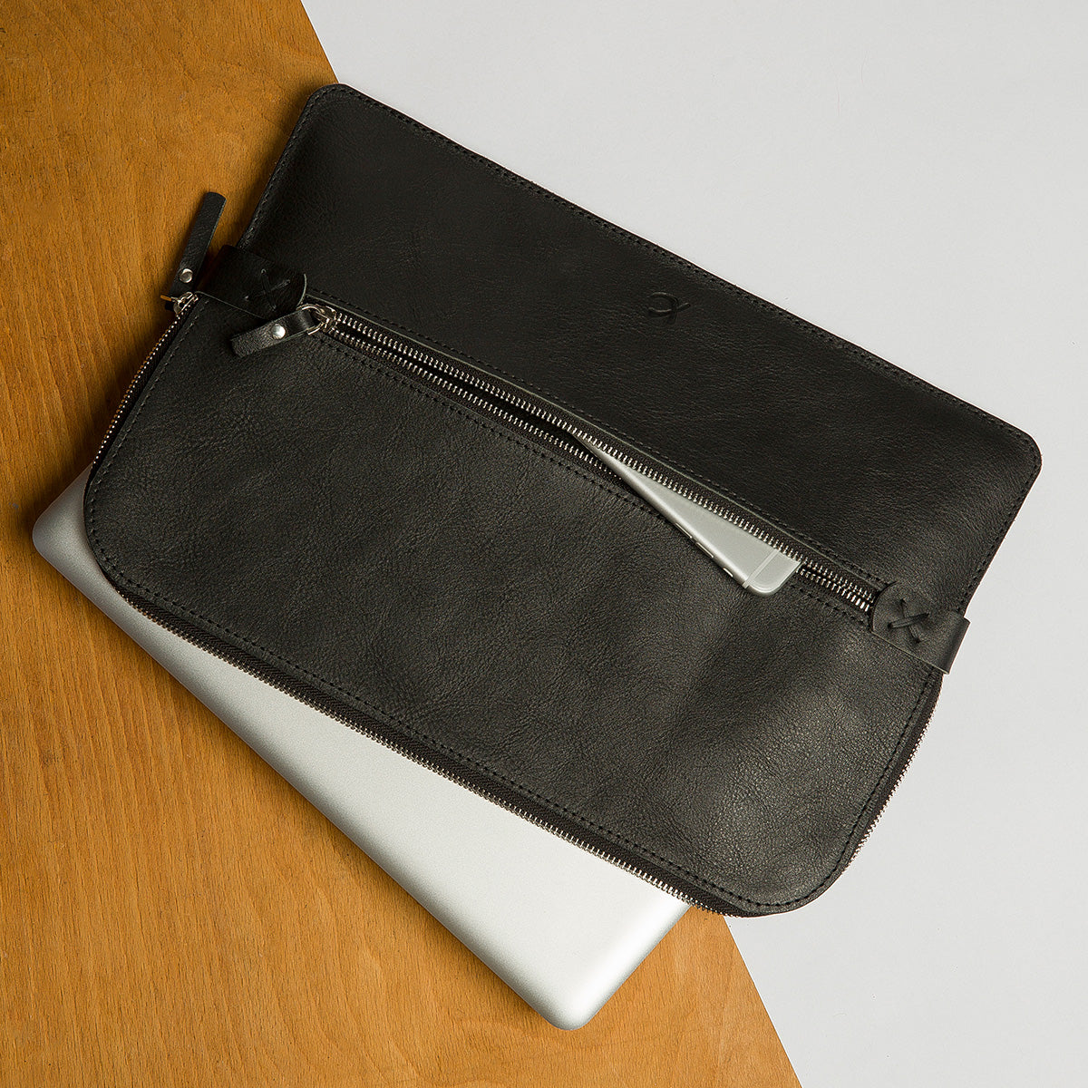 BRIEFCASE / MACBOOK SLEEVE